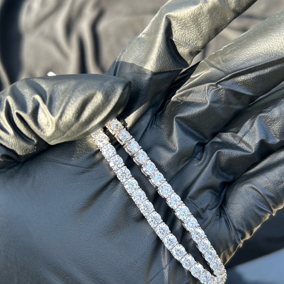 18k white gold moissanite tennis chain - Picture 9 of 10